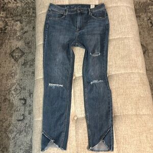 - WE THE PEOPLE  UNIQUE FRAYED HEM DENIM JEANS SIZE 28